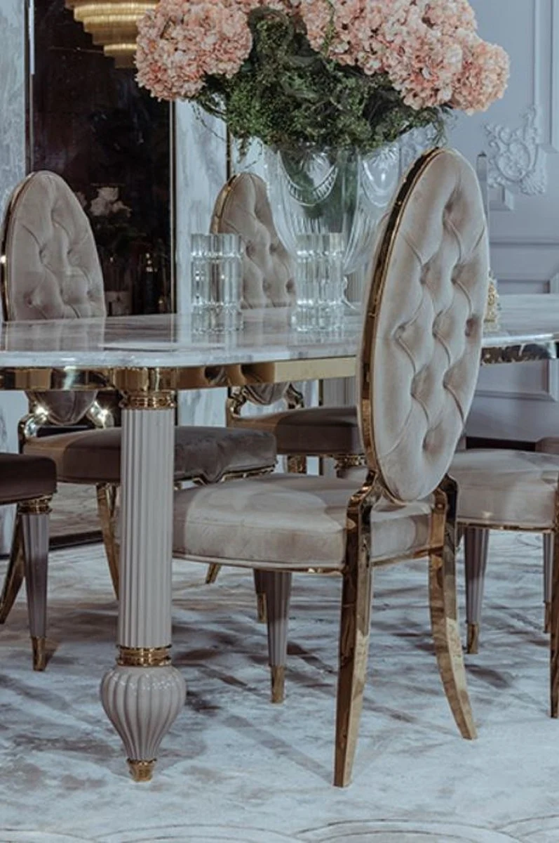 Casa Padrino Luxus Art Deco Esszimmer Set Grau / Weiß / Gold - 1 Art Deco Esstisch mit Kunstmarmor Tischplatte & 8 Art Deco Esszimmerstühle - Prunkvolle Art Deco Esszimmer Möbel - Luxus Qualität