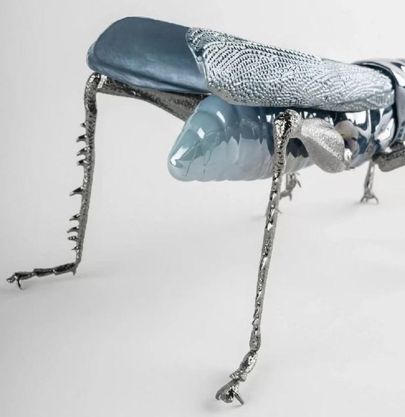 Casa Padrino Luxus Porzellan Figur Grashüpfer Blau / Silber 27 x 26 x H. 11 cm - Hochwertige Deko Skulptur - Erstklassische Qualität - Made in Spain