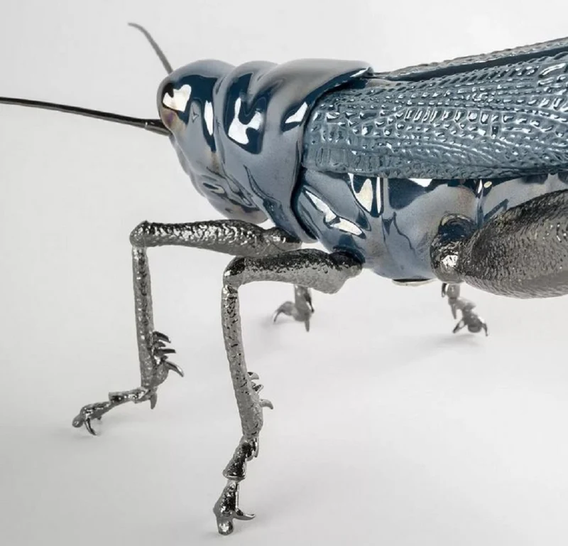 Casa Padrino Luxus Porzellan Figur Grashüpfer Blau / Silber 27 x 26 x H. 11 cm - Hochwertige Deko Skulptur - Erstklassische Qualität - Made in Spain