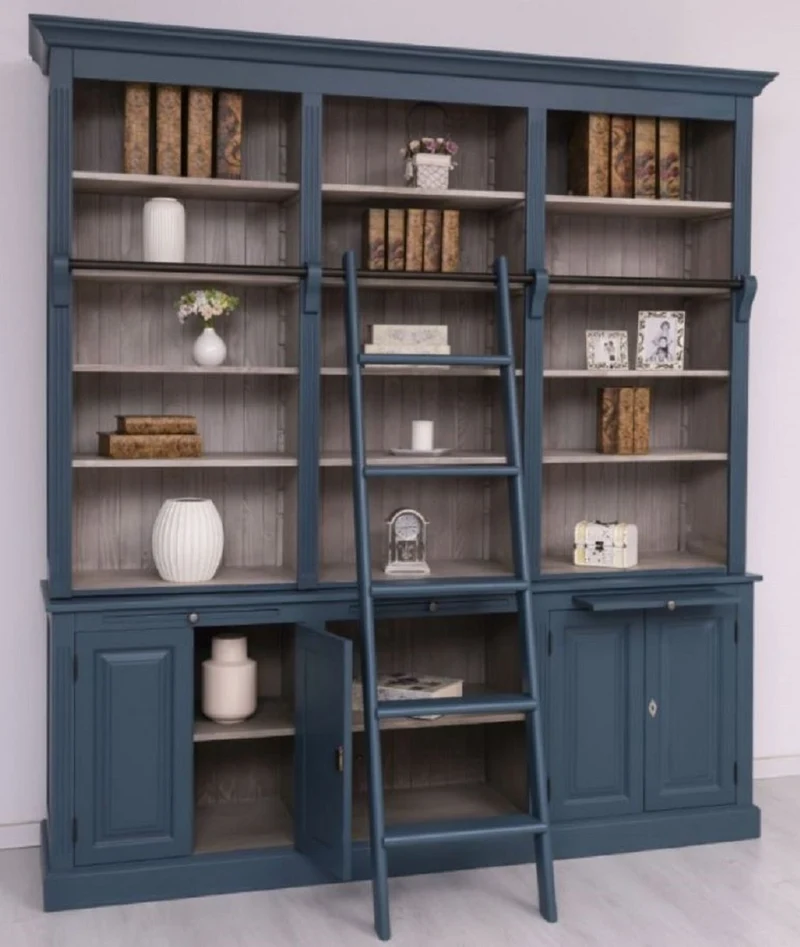 Casa Padrino Landhausstil Bücherschrank mit Leiter Blau / Grau 229 x 51 x H. 244 cm - Massivholz Schrank - Wohnzimmerschrank - Regalschrank - Büroschrank - Landhausstil Möbel