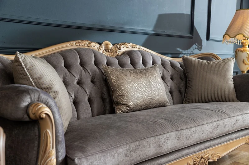 Casa Padrino Luxus Barock Sofa Grau / Naturfarben - Handgefertigtes Wohnzimmer Sofa im Barockstil - Barock Wohnzimmer Möbel