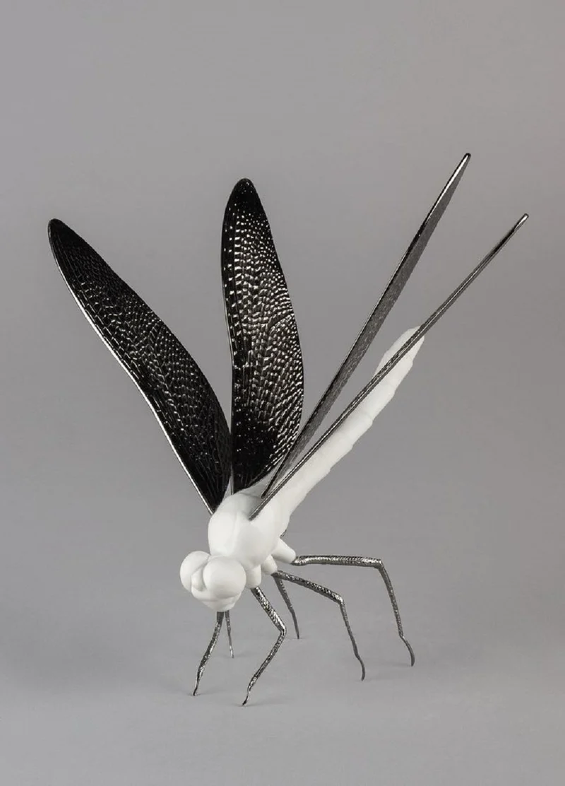 Casa Padrino Luxus Porzellan Figur Libelle Matt Weiß / Schwarz 20 x 22,9 x H. 20 cm - Hochwertige Deko Skulptur - Erstklassische Qualität - Made in Spain