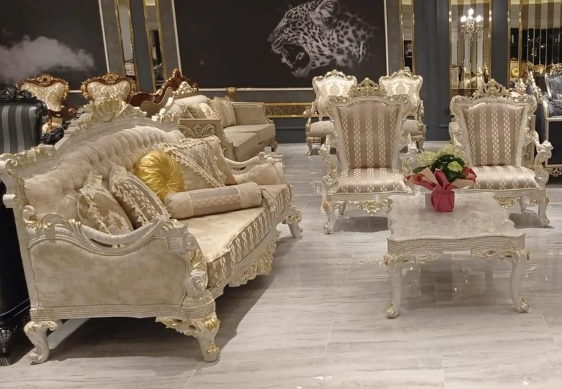 Casa Padrino Luxus Barock Wohnzimmer Set Grau / Gold - 2 Barock Sofas mit Muster & 2 Barock Sessel mit Muster & 1 Barock Couchtisch - Barock Wohnzimmer Möbel