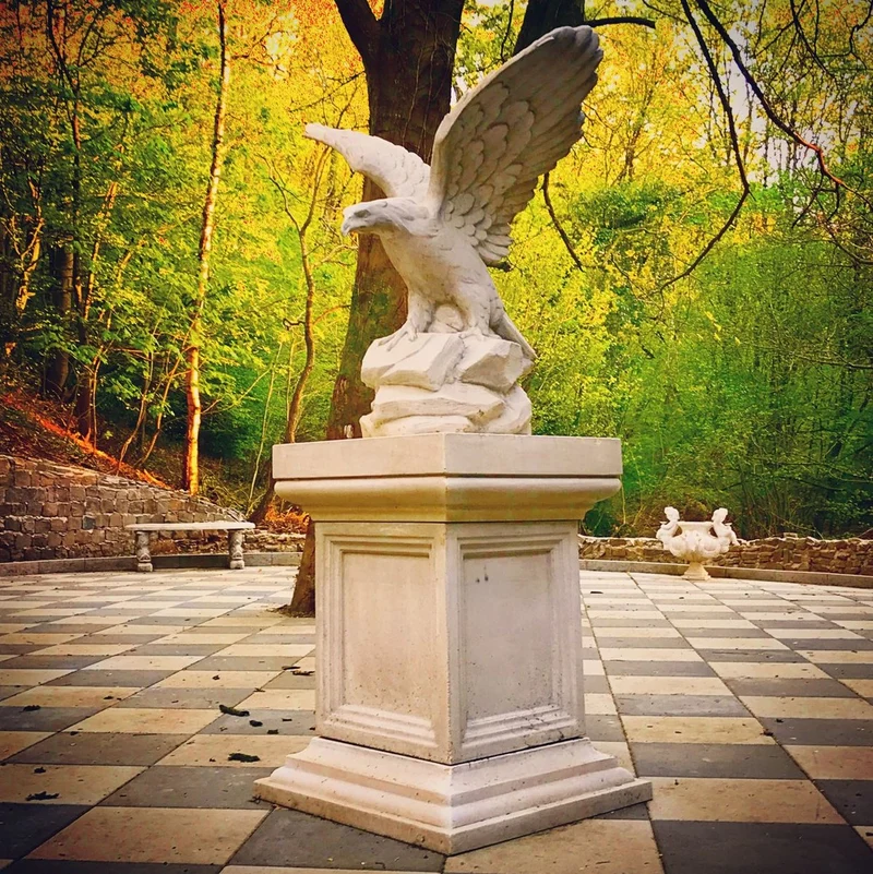 Casa Padrino Gartendeko Adler Skulptur mit Barock Sockel Weiß 110 x 70 x H. 233 cm - Garten Deko Figur - Garten & Terrassen Deko Accessoires