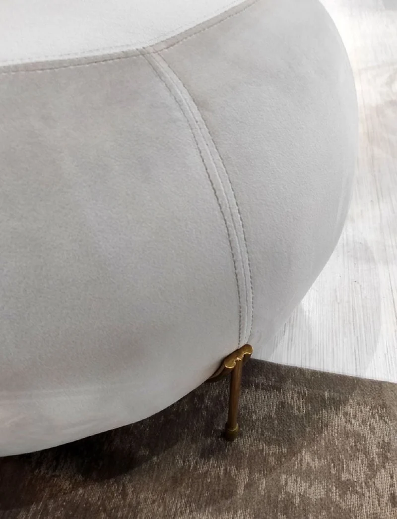 Casa Padrino Luxus Samt Rundhocker Grau / Gold Ø 80 x H. 40 cm - Moderner Runder Sitzhocker - Wohnzimmer Hocker - Moderne Wohnzimmer Möbel