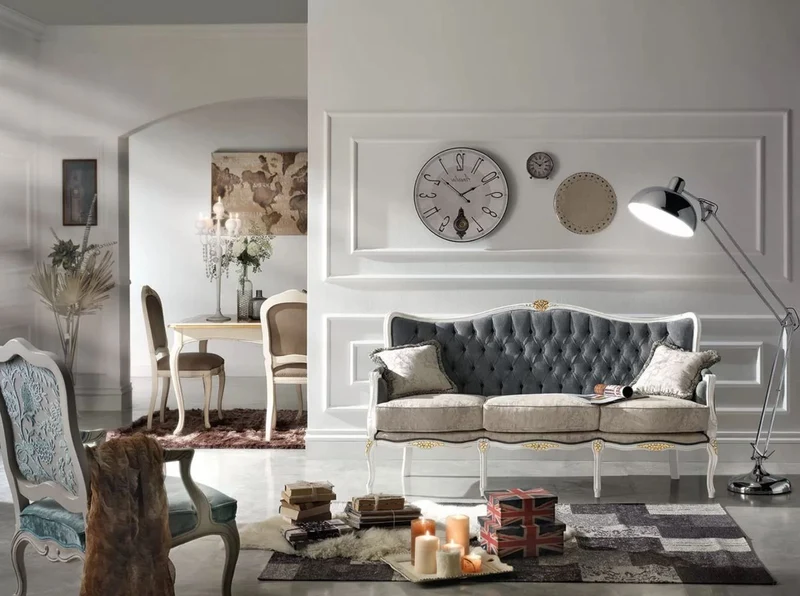 Casa Padrino Luxus Barock Sofa Grau / Hellgrau / Weiß / Gold - Edles Wohnzimmer Sofa mit elegantem Muster und 2 dekorativen Kissen - Barock Möbel - Luxus Qualität - Made in Italy