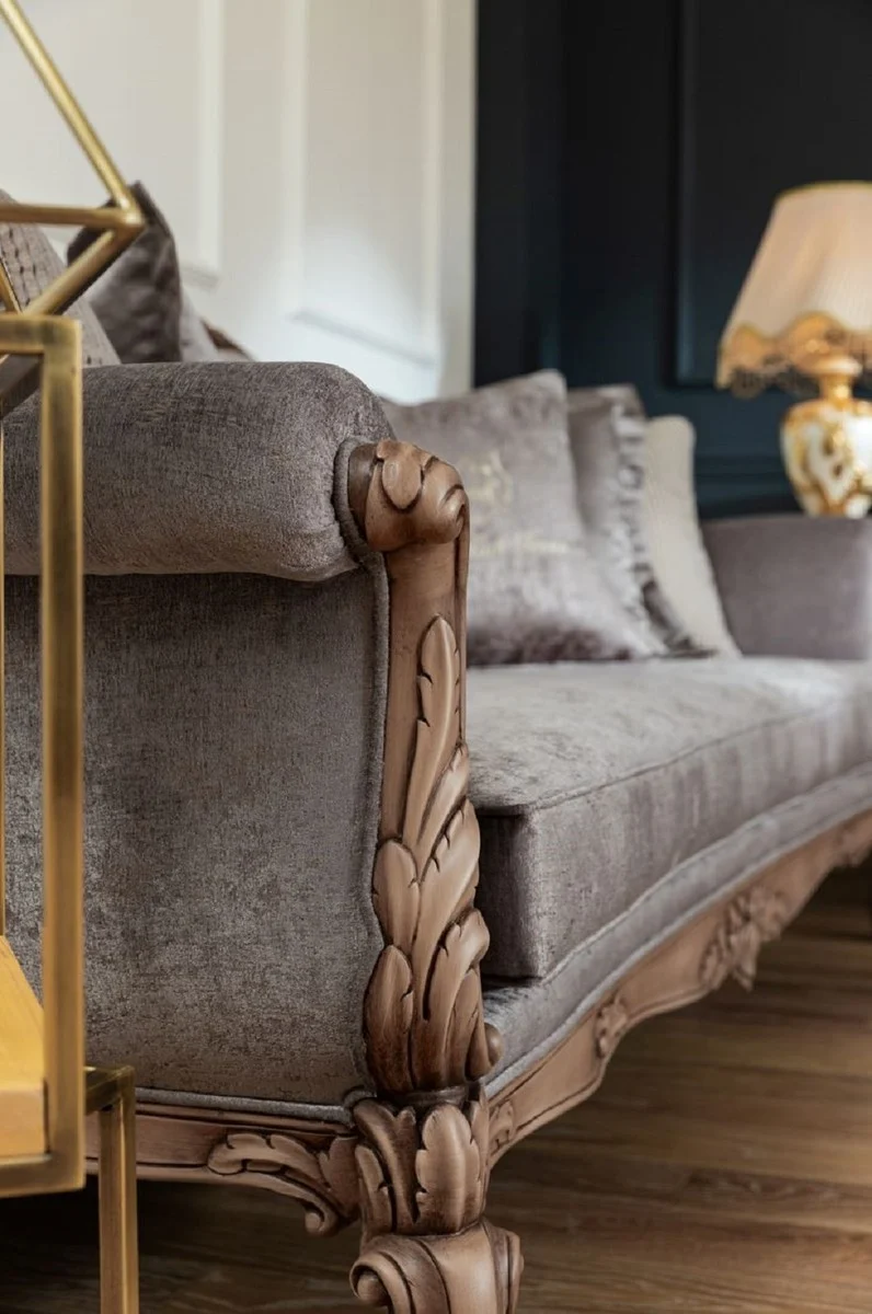 Casa Padrino Luxus Barock Sofa Grau / Braun - Handgefertigtes Wohnzimmer Sofa im Barockstil - Barock Wohnzimmer Möbel