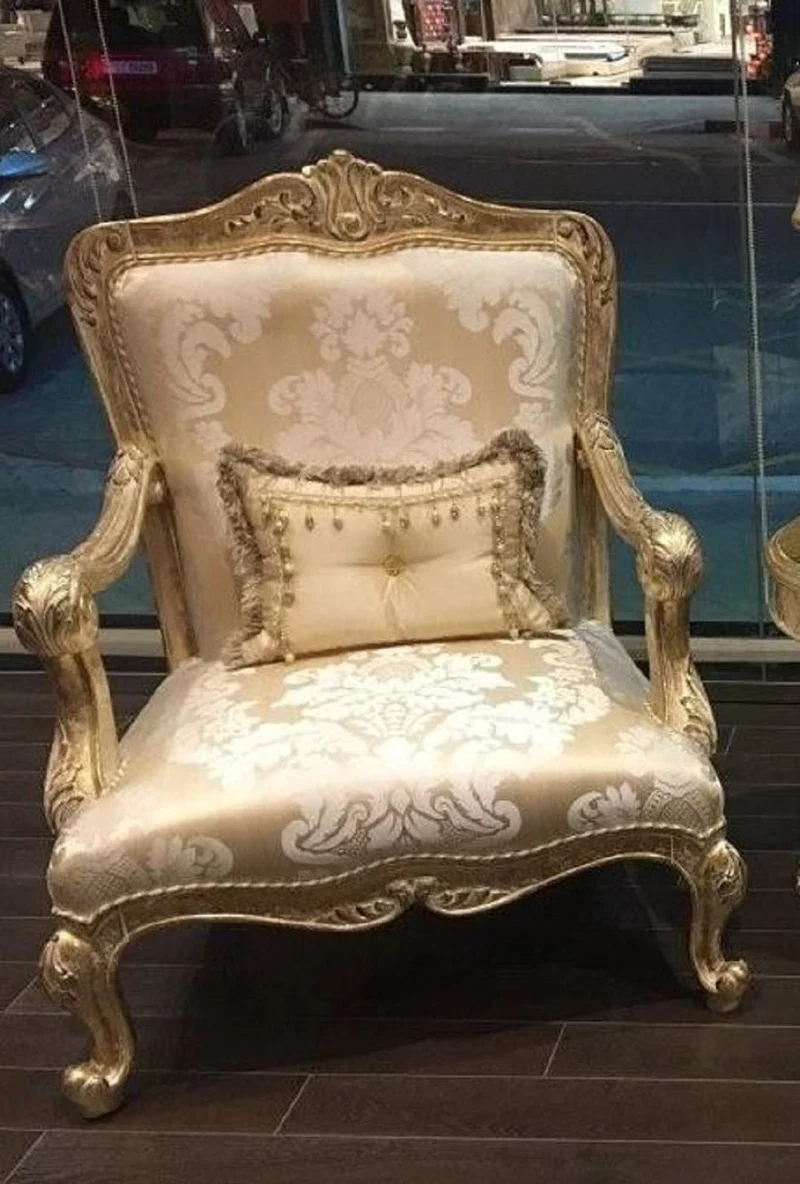 Casa Padrino Luxus Barock Wohnzimmer Set Gold / Antik Gold - 2 Sofas & 2 Sessel & 1 Couchtisch & 2 Beistelltische - Handgefertigte Wohnzimmer Möbel im Barockstil - Edel & Prunkvoll