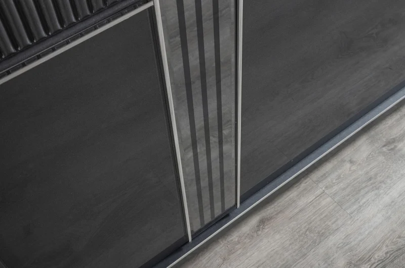 Casa Padrino Luxus Schlafzimmerschrank Grau / Schwarz / Silber 260 x 72 x H. 218 cm - Edler Massivholz Kleiderschrank mit 2 Schiebetüren - Luxus Schlafzimmer Möbel