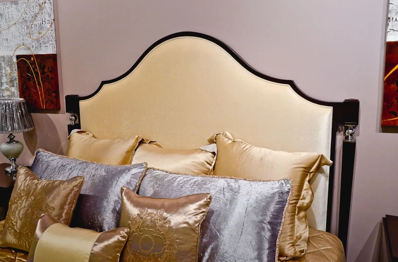 Casa Padrino Luxus Neoklassisches Schlafzimmer Set Hellbeige / Dunkelbraun / Silber - 1 Doppelbett mit Kopfteil & 2 Nachtkommoden - Neoklassische Schlafzimmer Möbel