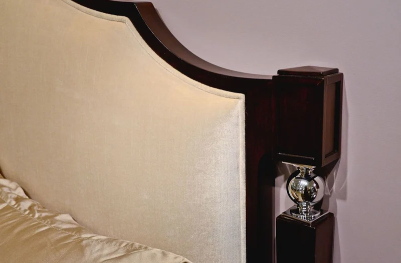 Casa Padrino Luxus Neoklassisches Schlafzimmer Set Hellbeige / Dunkelbraun / Silber - 1 Doppelbett mit Kopfteil & 2 Nachtkommoden - Neoklassische Schlafzimmer Möbel