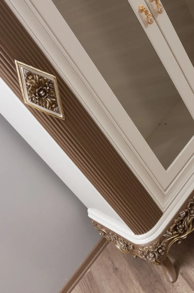 Casa Padrino Luxus Barock Wohnzimmer Vitrine Weiß / Braun / Gold 130 x 50 x H. 220 cm - Prunkvoller Barock Vitrinenschrank mit 2 Glastüren - Edle Barock Möbel