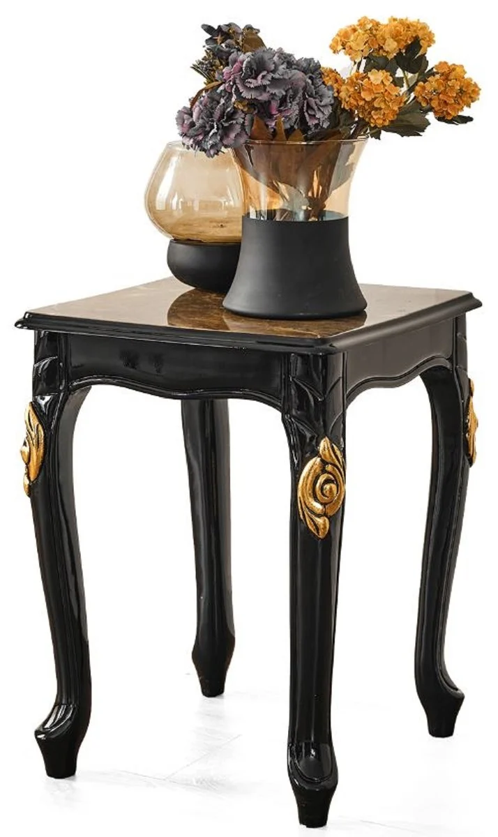 Casa Padrino Luxus Barock Beistelltisch Braun / Schwarz / Gold 46 x 44 x H. 60 cm - Prunkvoller Massivholz Tisch mit Tischplatte in Marmoroptik - Barock Wohnzimmer Möbel