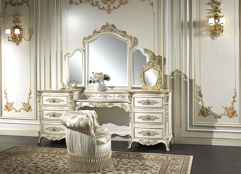 Casa Padrino Luxus Barock Schlafzimmer Set Weiß / Gold - 1 Schminkkommode & 1 Spiegel & 1 Sessel - Prunkvolle Schlafzimmer Möbel - Hotel Möbel - Schloss Möbel - Luxus Qualität - Made in Italy