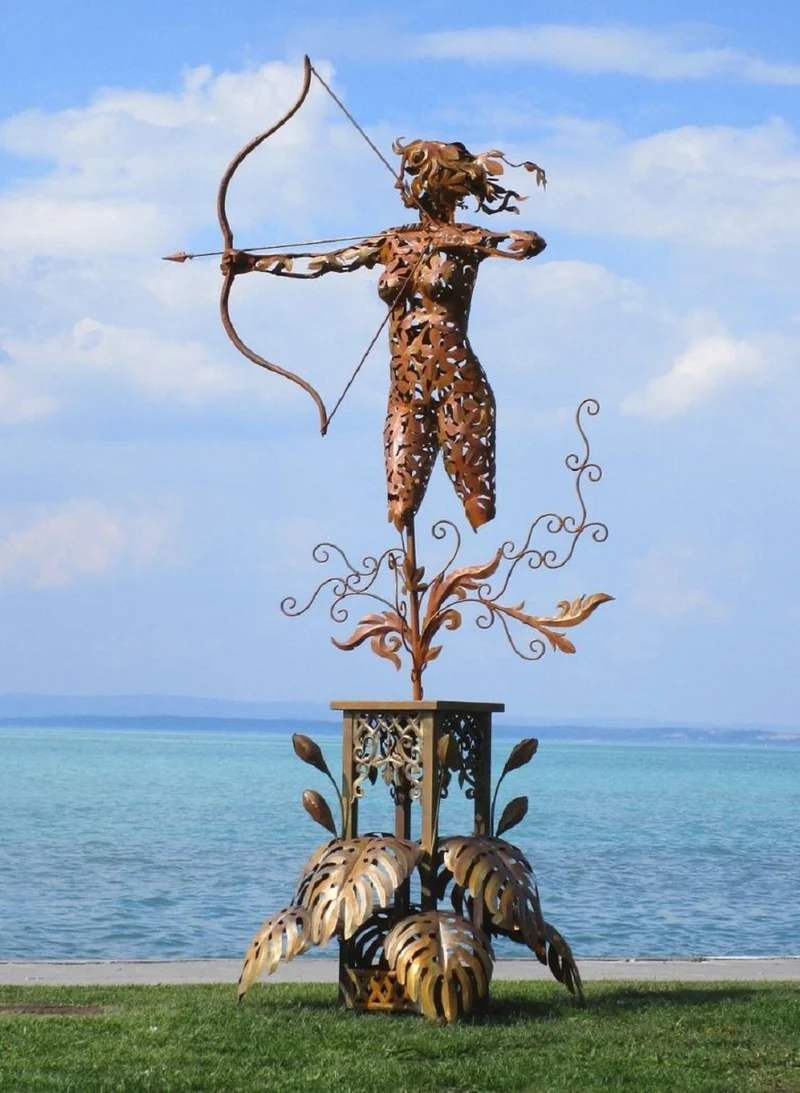 Casa Padrino Luxus Stahl Garten Skulptur Frau mit Bogen Rostfarben 160 x 100 x H. 328 cm - Handgefertigte Garten Deko Figur - Luxus Garten Dekoration