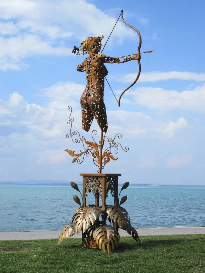 Casa Padrino Luxus Stahl Garten Skulptur Frau mit Bogen Rostfarben 160 x 100 x H. 328 cm - Handgefertigte Garten Deko Figur - Luxus Garten Dekoration