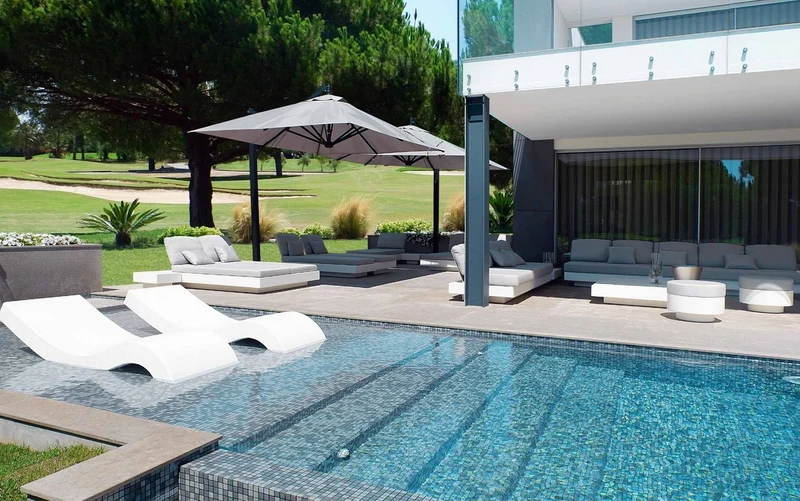 Casa Padrino Luxus Doppel Gartenliege Grau / Matt Weiß 200 x 175 x H. 60 cm - Moderne Wetterbeständige Liege - Poolliege - Garten Hotel Pool Möbel - Luxus Qualität