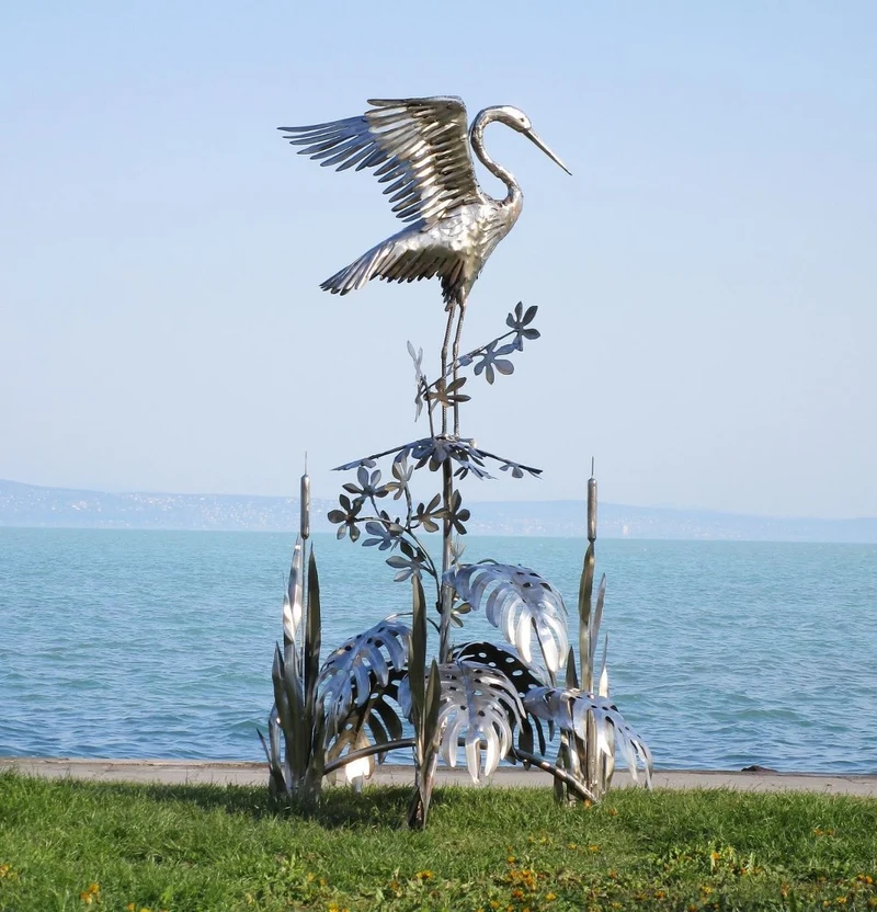 Casa Padrino Luxus Edelstahl Garten Skulptur Reiher auf Ast Silber 103 x 108 x H. 218 cm - Handgefertigte Garten Deko Figur - Luxus Garten Dekoration