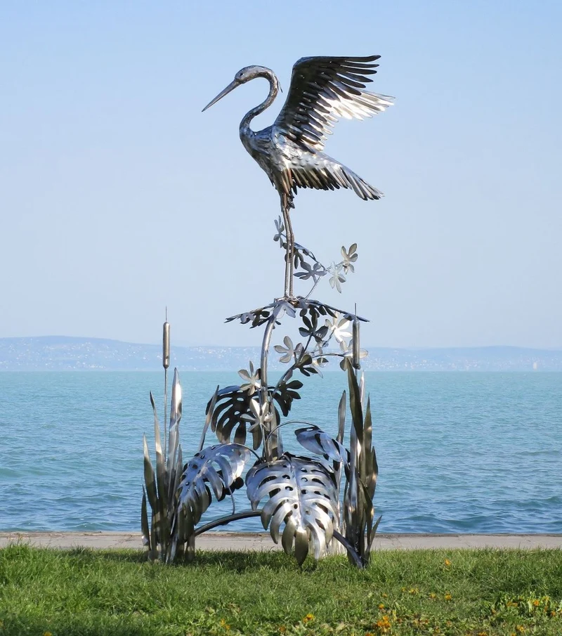 Casa Padrino Luxus Edelstahl Garten Skulptur Reiher auf Ast Silber 103 x 108 x H. 218 cm - Handgefertigte Garten Deko Figur - Luxus Garten Dekoration