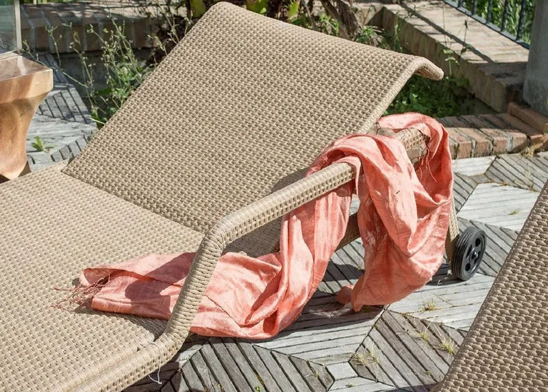 Casa Padrino Luxus Gartenliege Naturfarben 224 x 75 x H. 51 cm - Handgewebte Wetterbeständige Liege - Moderne Poolliege - Garten Möbel - Hotel Möbel