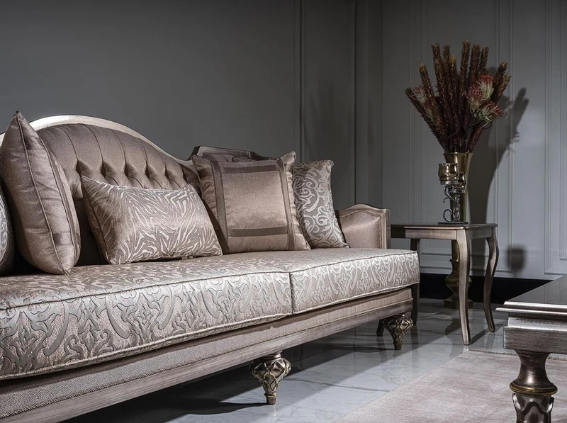 Casa Padrino Luxus Barock Wohnzimmer Sofa Rosa / Silber - Handgefertigtes Massivholz Sofa mit elegantem Muster und dekorativen Kissen - Wohnzimmer Möbel im Barockstil