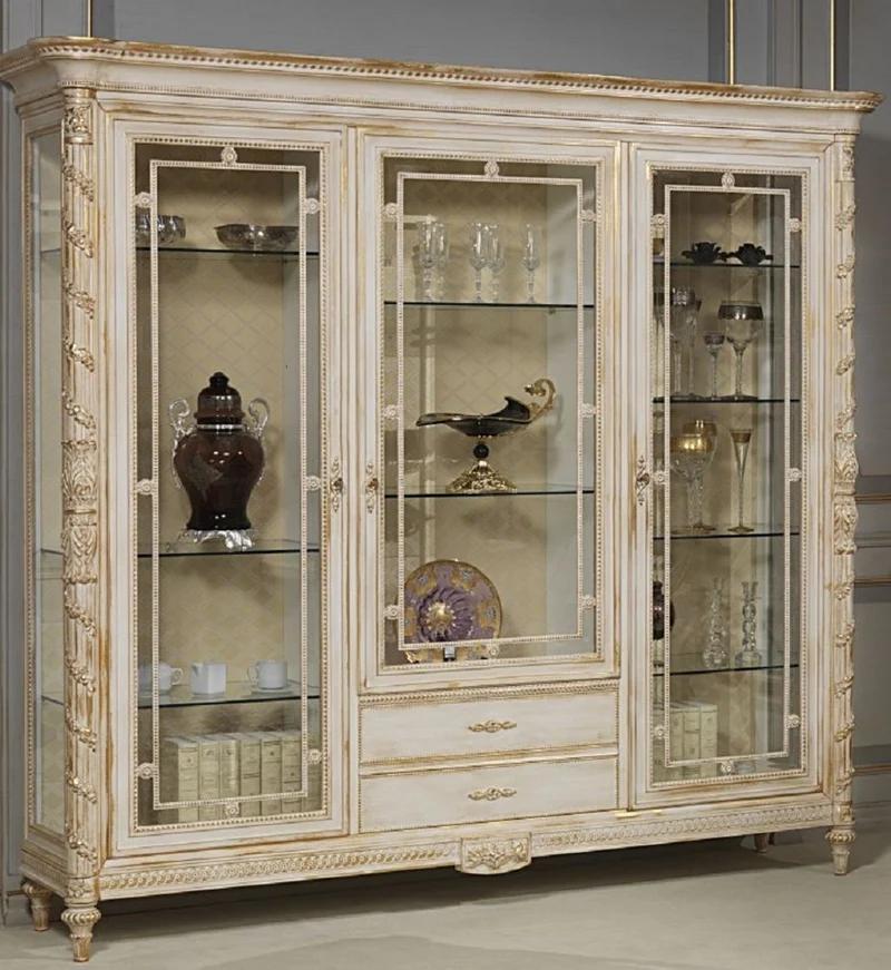 Casa Padrino Luxus Barock Vitrine Weiß / Gold - Edler Massivholz Vitrinenschrank mit 3 Glastüren und 2 Schubladen - Hotel Möbel - Schloss Möbel - Luxus Qualität - Made in Italy