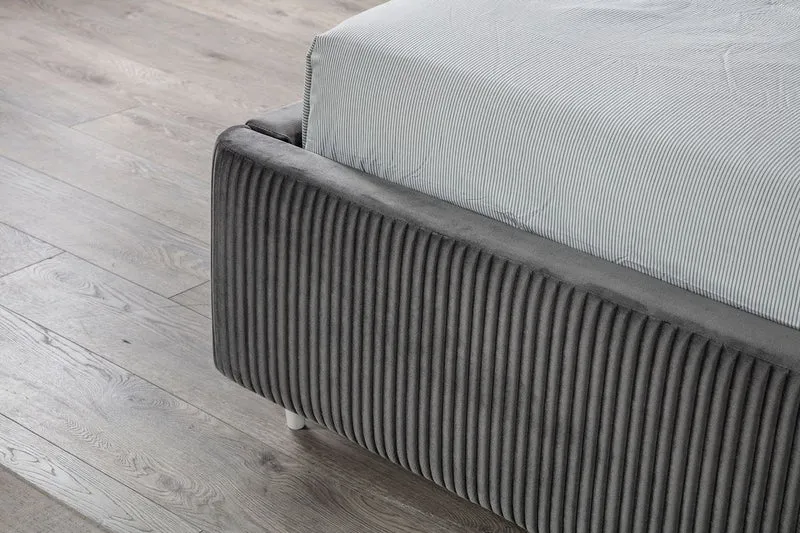 Casa Padrino Luxus Schlafzimmer Set Grau / Weiß / Gold - 1 Doppelbett mit Kopfteil & 2 Nachttische - Schlafzimmer Möbel - Luxus Kollektion