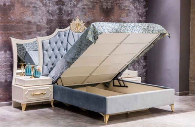 Casa Padrino Luxus Barock Schlafzimmer Set Blau / Weiß / Gold - 1 Doppelbett mit Kopfteil & 2 Nachttische mit Spiegel - Barock Schlafzimmer Möbel - Edel & Prunkvoll