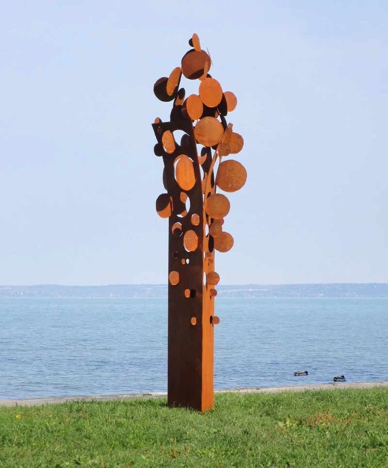 Casa Padrino Designer Stahl Garten Skulptur Münzbaum Rostfarben 75 x 70 x H. 260 cm - Handgefertigte Wetterbeständige Garten Dekoration