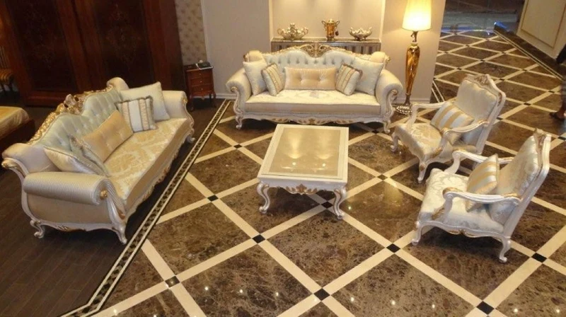 Casa Padrino Luxus Barock Sofa Hellblau / Weiß / Gold - Prunkvolles Wohnzimmer Sofa mit elegantem Muster - Barock Wohnzimmer Möbel