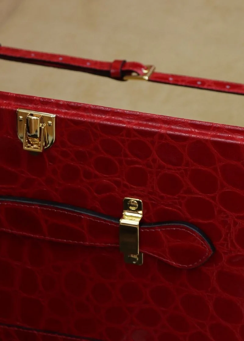 Casa Padrino Luxus Echtleder Koffer mit Zahlenschloss und Rollen Rot / Gold 48 x 28 x H. 90 cm - Handgefertigter Reisekoffer aus hochwertigem Leder - Luxus Accessoires