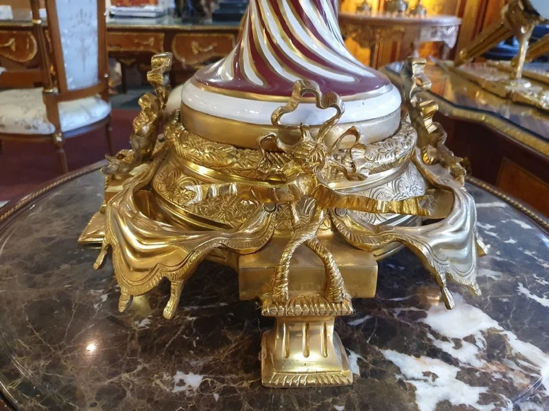 Casa Padrino Barock Deko Schale Bordeauxrot / Mehrfarbig / Weiß / Gold Ø 60 x H. 53 cm - Prunkvolle Porzellan Schüssel mit elegantem Design - Barock Deko Accessoires