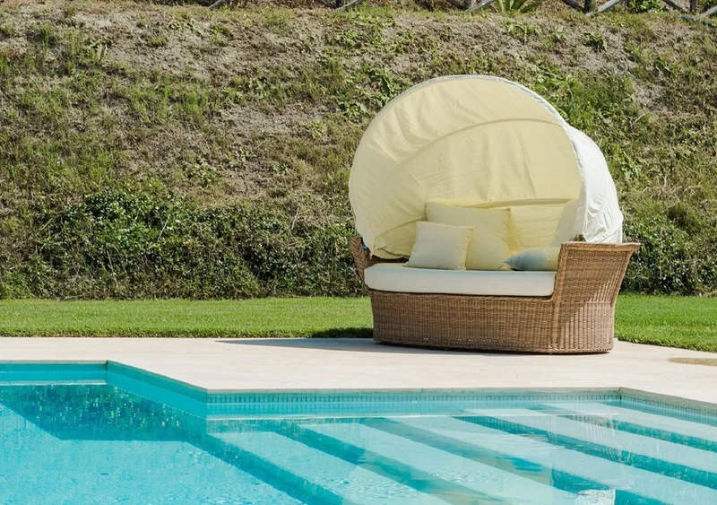 Casa Padrino Luxus Liegeinsel Naturfarben / Weiß 186 x 141 x H. 174 cm - Handgewebtes Wetterbeständiges Lounge Sofa mit Sonnendach - Moderne Garten Terrassen Hotel Möbel