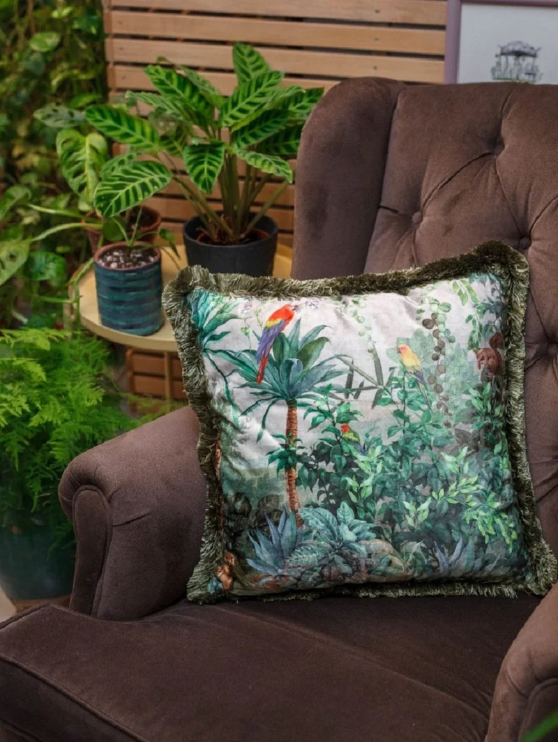 Casa Padrino Luxus Deko Kissen Dschungel & Papageien Mehrfarbig / Grün 45 x 45 cm - Bedrucktes Samt Kissen mit Fransen - Wohnzimmer Deko Accessoires