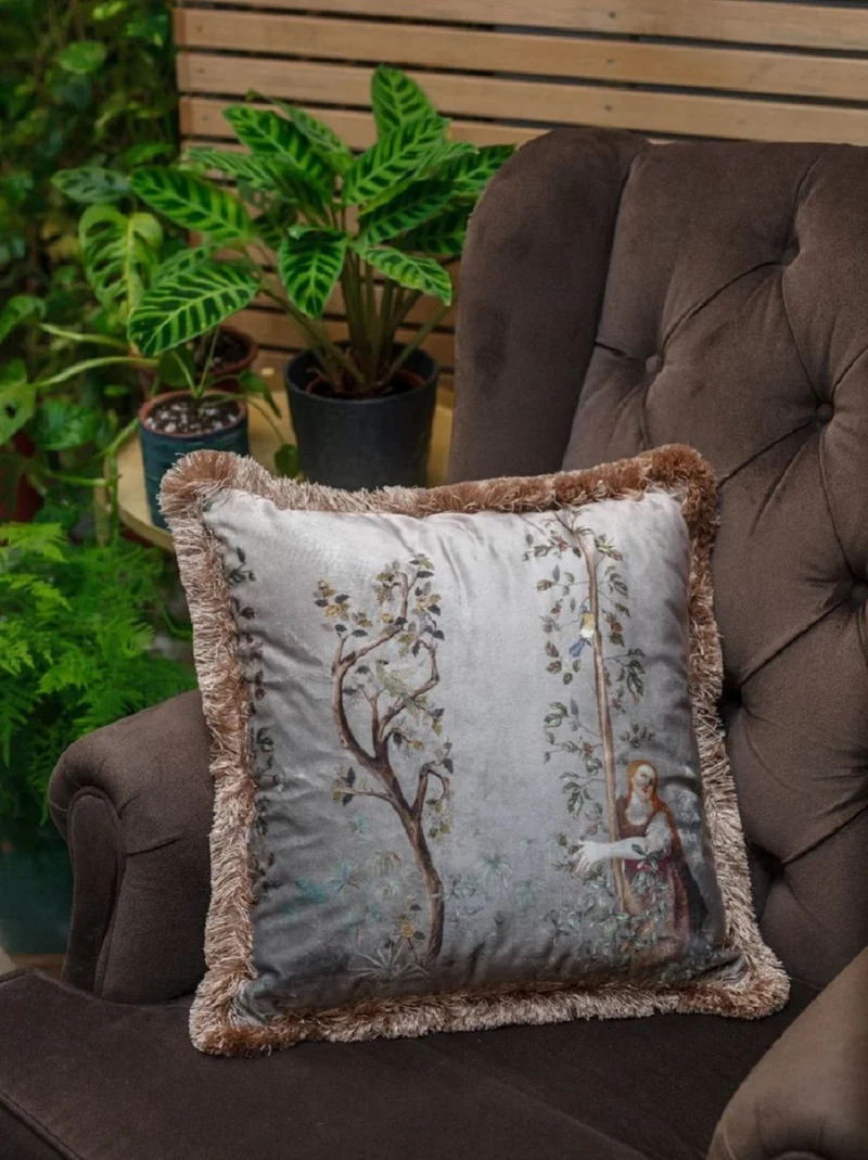 Casa Padrino Luxus Deko Kissen Frau im Garten Design Grau / Mehrfarbig 45 x 45 cm - Bedrucktes Samt Kissen mit Fransen - Wohnzimmer Deko