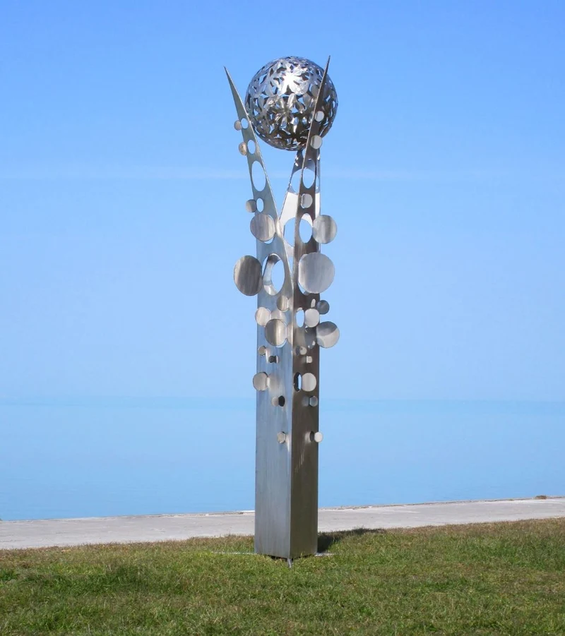 Casa Padrino Designer Edelstahl Garten Skulptur Säule mit Kugel Silber 75 x 70 x H. 268 cm - Handgefertigte Wetterbeständige Garten Dekoration