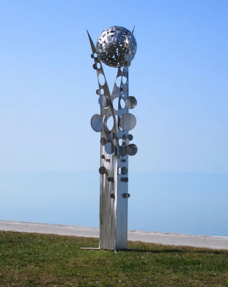 Casa Padrino Designer Edelstahl Garten Skulptur Säule mit Kugel Silber 75 x 70 x H. 268 cm - Handgefertigte Wetterbeständige Garten Dekoration