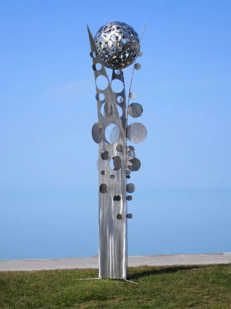 Casa Padrino Designer Edelstahl Garten Skulptur Säule mit Kugel Silber 75 x 70 x H. 268 cm - Handgefertigte Wetterbeständige Garten Dekoration