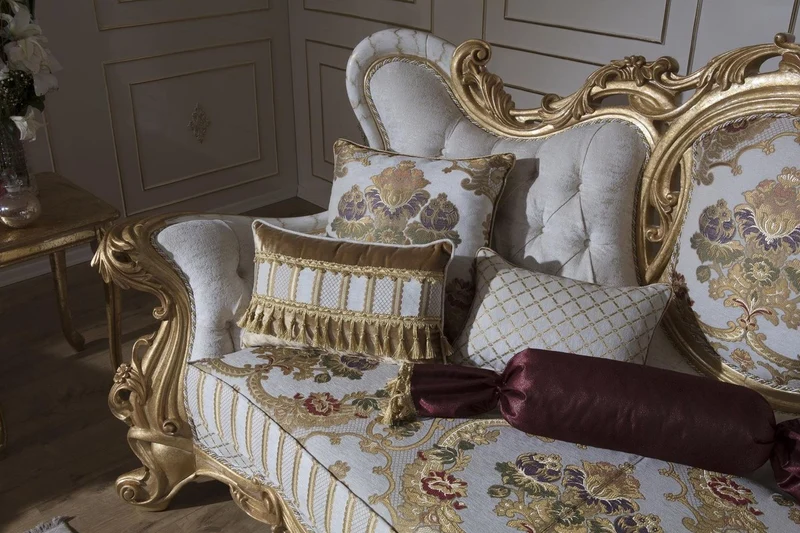 Casa Padrino Luxus Barock Sofa Weiß / Gold 248 x 108 x H. 122 cm - Wohnzimmer Sofa mit elegantem Muster und dekorativen Kissen - Prunkvolle Barock Möbel