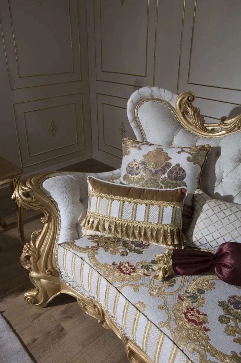 Casa Padrino Luxus Barock Sofa Weiß / Gold 248 x 108 x H. 122 cm - Wohnzimmer Sofa mit elegantem Muster und dekorativen Kissen - Prunkvolle Barock Möbel