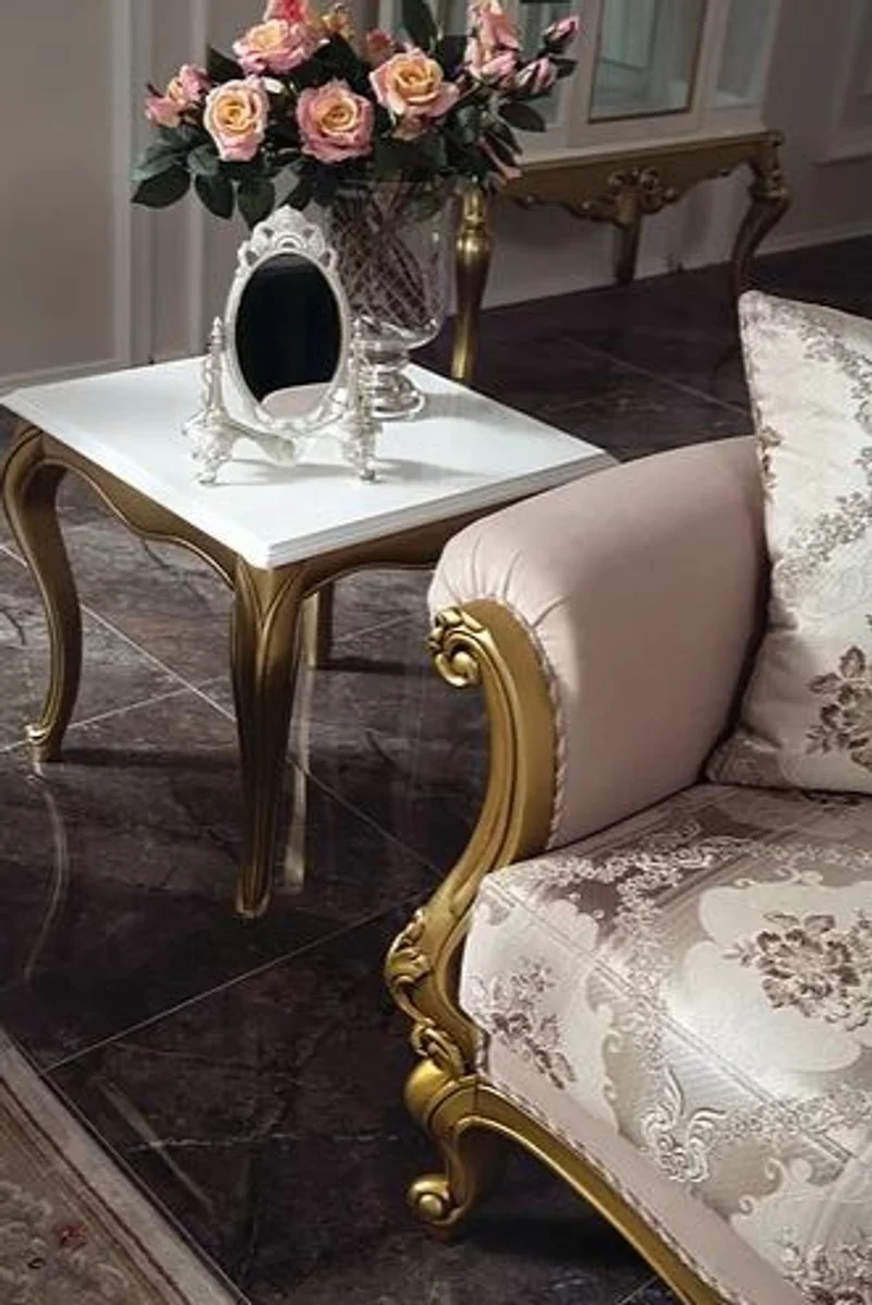 Casa Padrino Luxus Barock Wohnzimmer Set Rosa / Weiß / Gold - 2 Sofas & 2 Sessel & 1 Couchtisch & 2 Beistelltische - Wohnzimmer Möbel im Barockstil - Edel & Prunkvoll