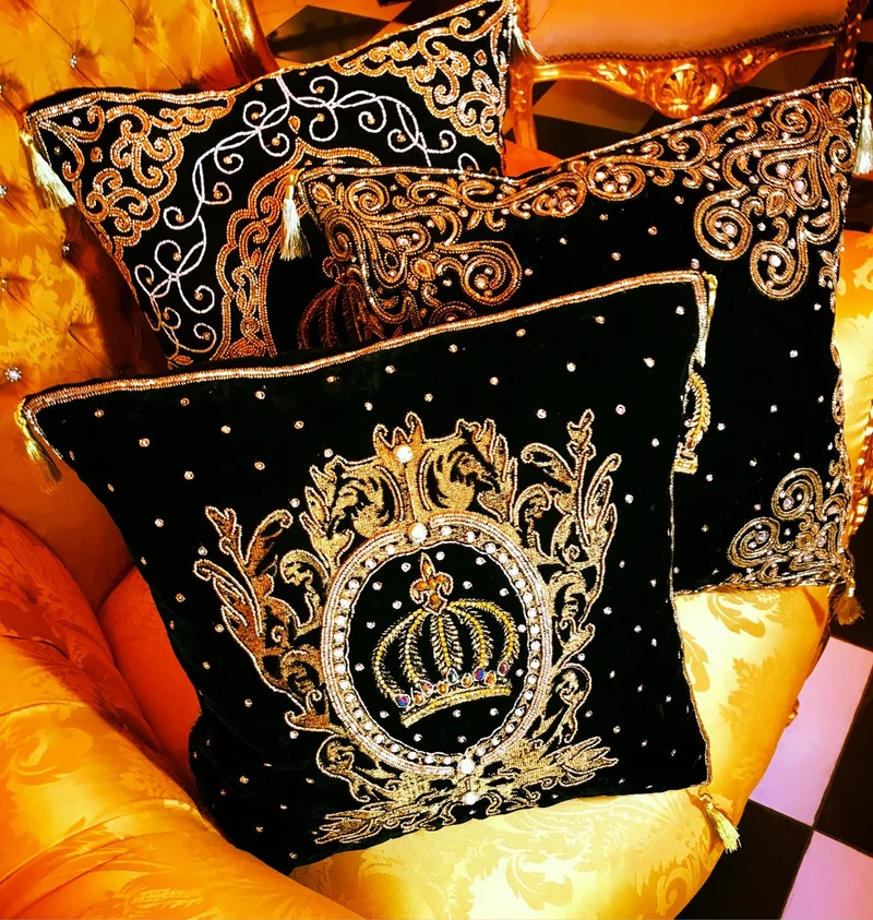 Harald Glööckler Luxus Barock Deko Kissen Pompöös by Casa Padrino Crown & Stars Schwarz / Gold aufwendig verziert mit Pailletten und Glitzersteinen