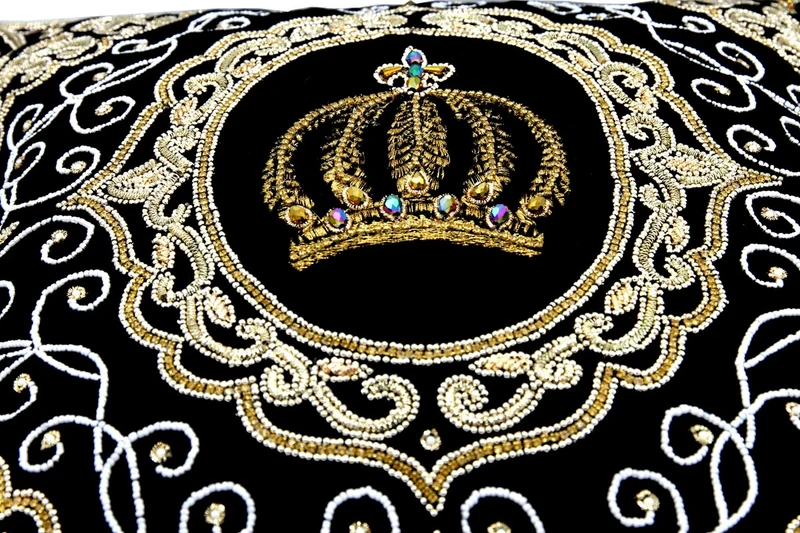 Harald Glööckler Luxus Barock Deko Kissen Pompöös by Casa Padrino Krone Schwarz / Gold aufwendig verziert mit Pailletten und Glitzersteinen