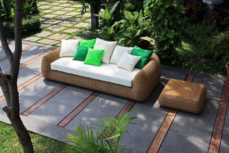 Casa Padrino Luxus Gartentisch Naturfarben 82 x 82 x H. 30 cm - Handgewebter Wetterbeständiger Couchtisch - Garten Terrassen Tisch Möbel - Luxus Kollektion