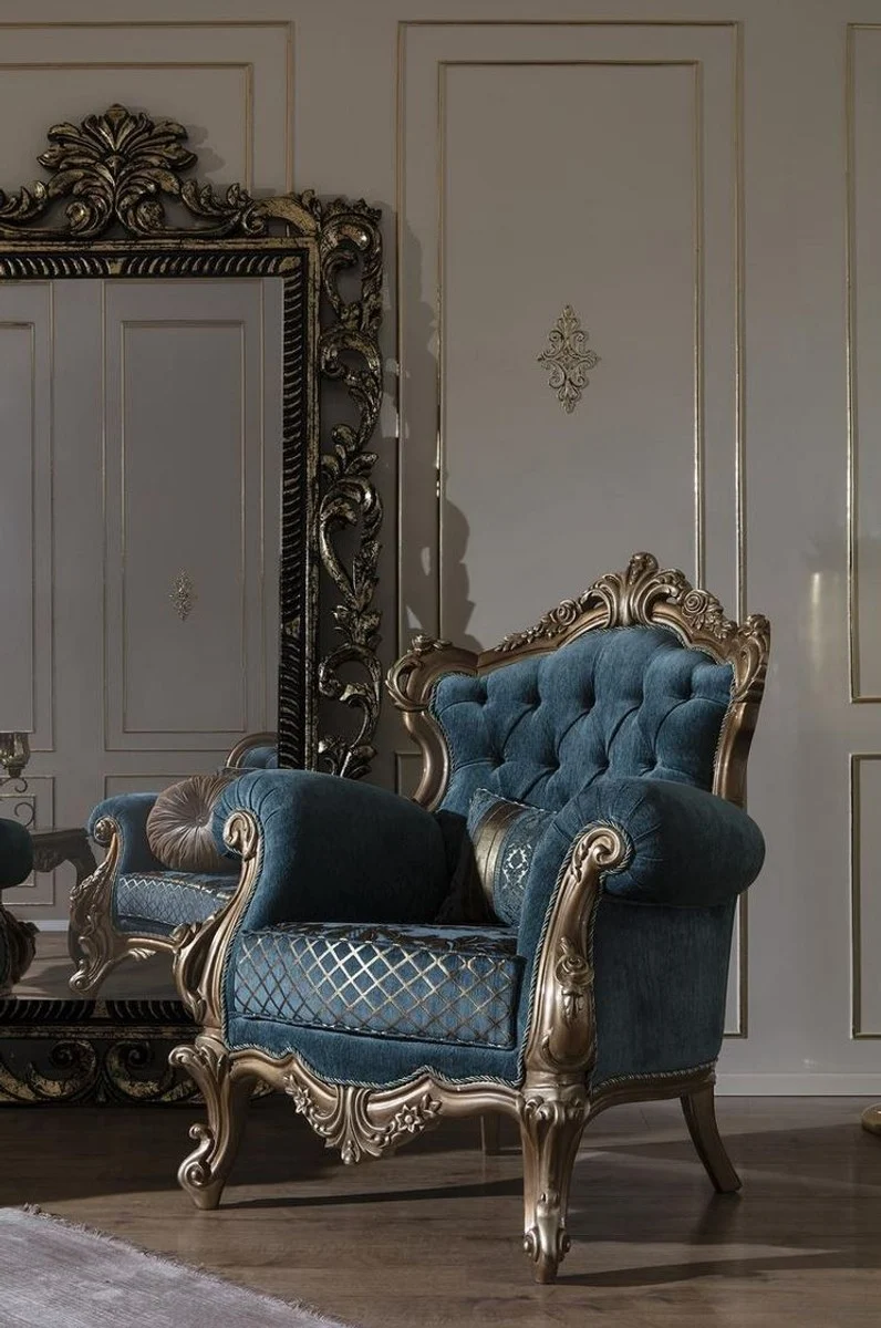 Casa Padrino Luxus Barock Sessel Blau / Gold 97 x 90 x H. 115 cm - Wohnzimmer Sessel mit elegantem Muster und dekorativem Kissen - Barock Wohnzimmer Möbel