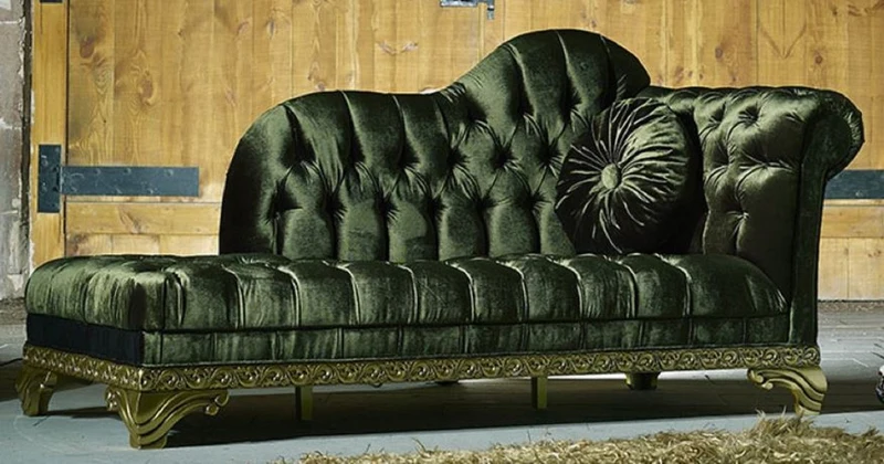 Casa Padrino Luxus Barock Chaiselongue Grün - Handgefertigte Massivholz Recamiere mit edlem Samtstoff und dekorativem Kissen - Barock Möbel - Edel & Prunkvoll