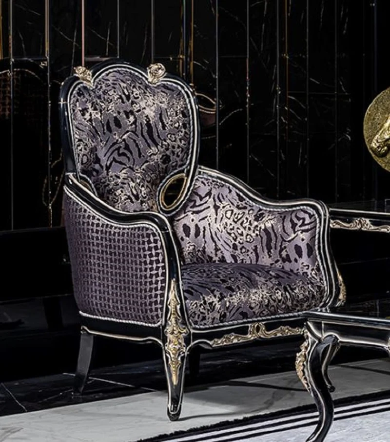 Casa Padrino Luxus Barock Wohnzimmer Set Lila / Schwarz / Gold - 2 Sofas & 2 Sessel & 1 Couchtisch - Prunkvolle Wohnzimmer Möbel im Barockstil