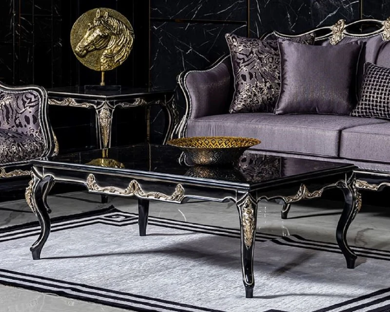 Casa Padrino Luxus Barock Wohnzimmer Set Lila / Schwarz / Gold - 2 Sofas & 2 Sessel & 1 Couchtisch - Prunkvolle Wohnzimmer Möbel im Barockstil