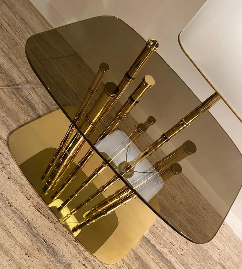 Casa Padrino Luxus Designer Beistelltisch Bambus Gold / Schwarz / Weiß 70 x 45 x H. 40 cm - Vergoldeter Messing Nachttisch mit Glasplatte und integrierter Tischleuchte - Hotel Möbel - Luxus Qualität