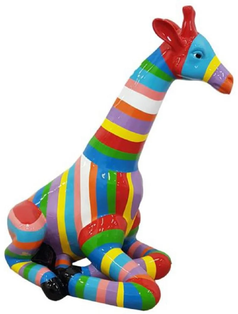 Casa Padrino Designer Deko Skulptur sitzende Giraffe mit Streifen Bunt H. 80 cm - Wetterbeständige Dekofigur - Wohnzimmer Garten Terrassen Deko